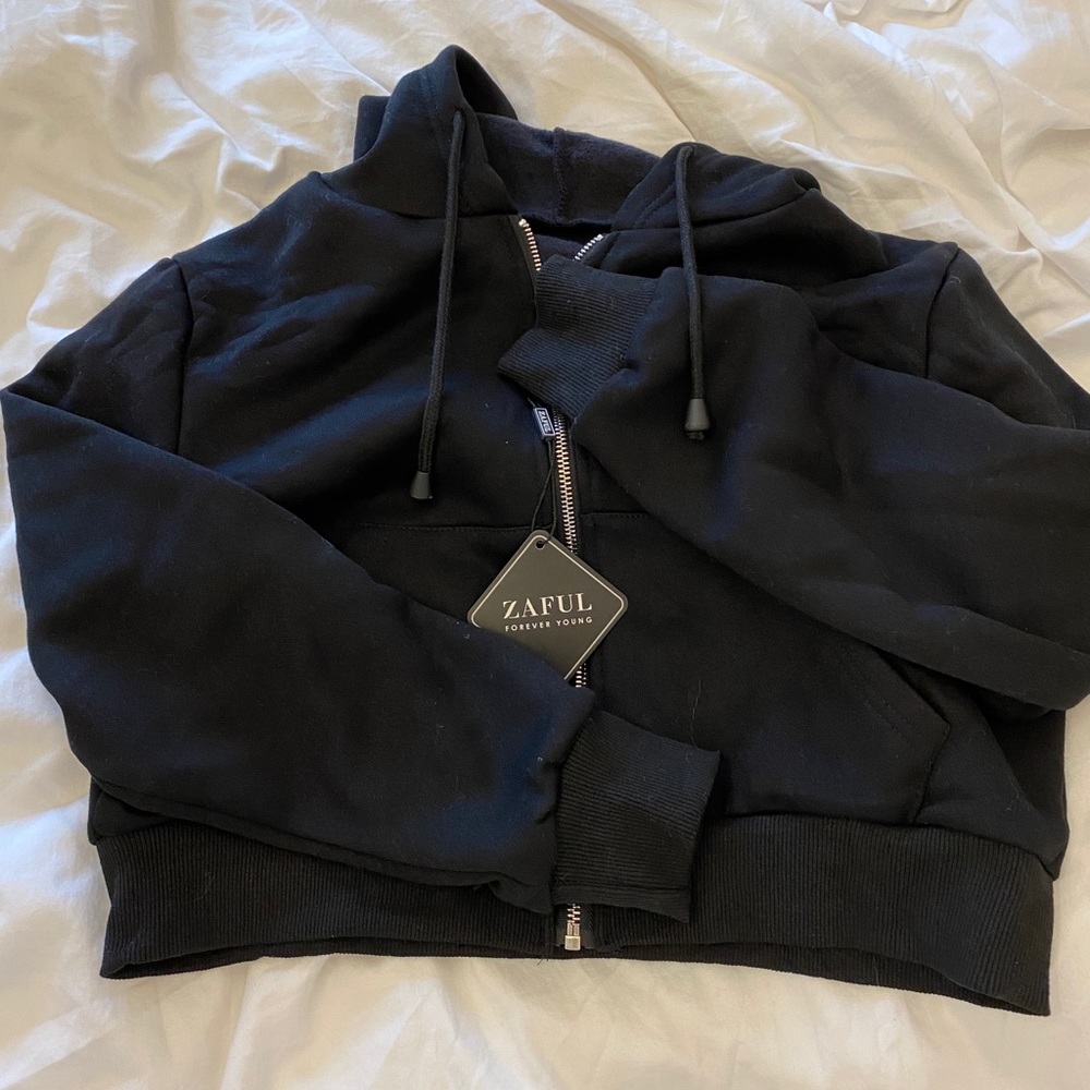 BLACK CROPPED ZIPUP